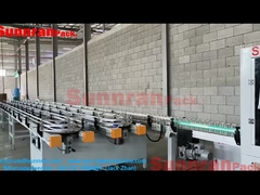 Lebensmittelkannen machen eine Schlange